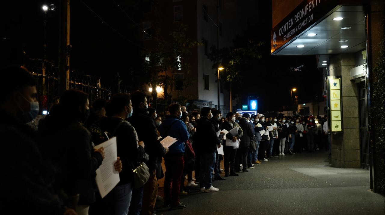 今日爆料 - 某城市学区房政策突变,数十万家长连夜排队办理入学手续 某城市学区房政策突变,数十万家长连夜排队办理入学手续